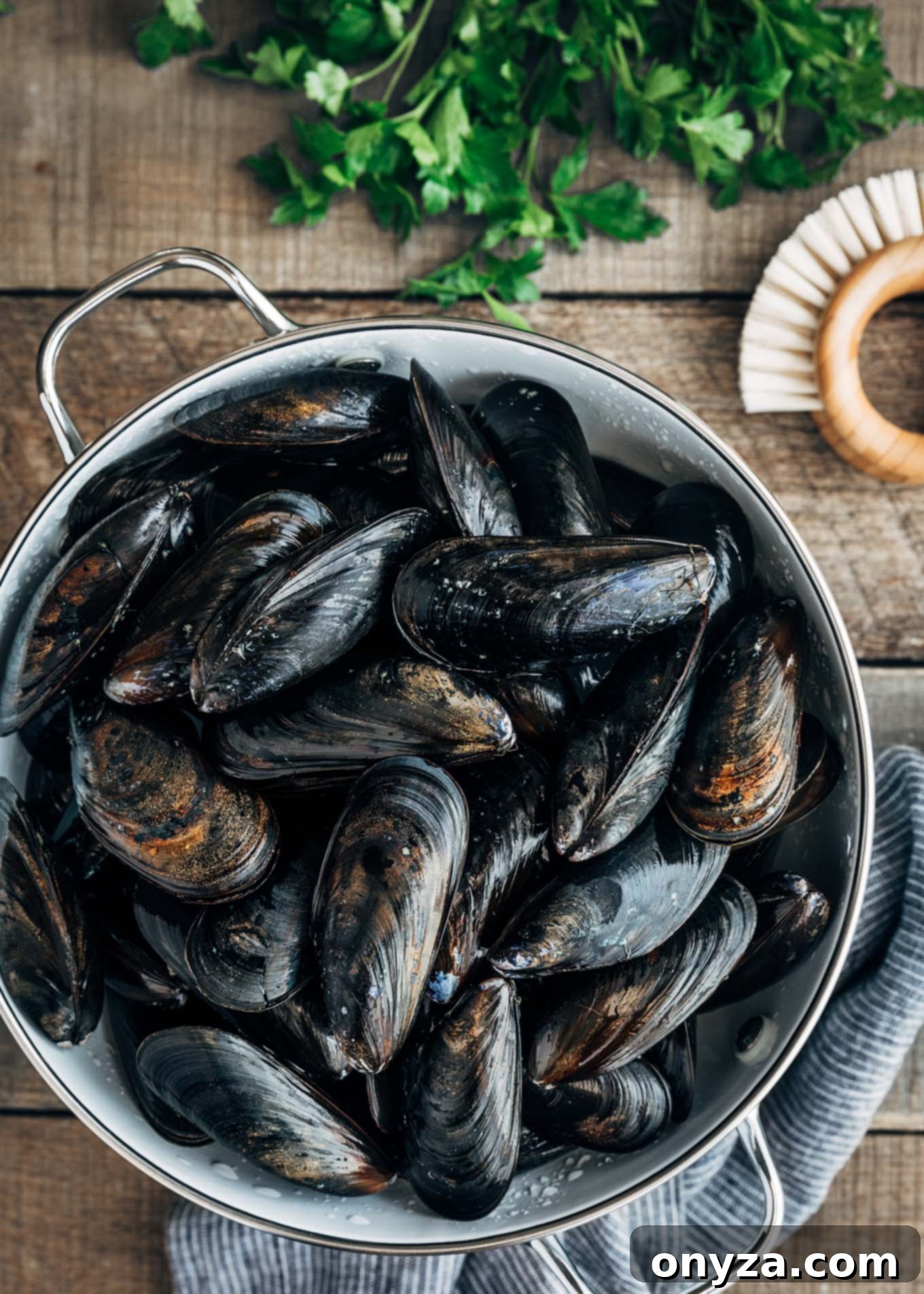 How to Buy Clean and Cook Fresh Mussels 1 featured 11551